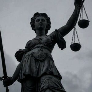 Statue représentant la justice et la puissance avec une épée dans une main et une balance dans l'autre