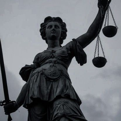 Statue représentant la justice et la puissance avec une épée dans une main et une balance dans l'autre