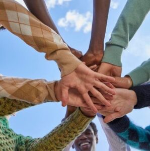Equipe soudée et unies posant leur mains les unes sur les autres