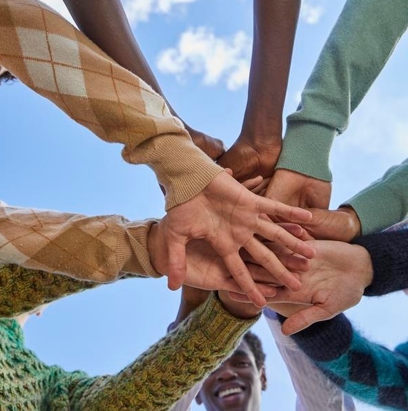 Equipe soudée et unies posant leur mains les unes sur les autres