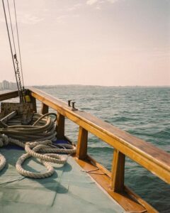 Bateau qui vogue sur la mer