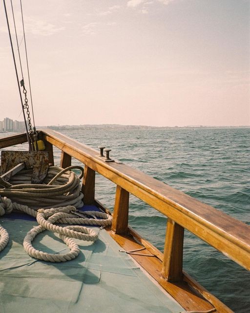 Bateau qui vogue sur la mer