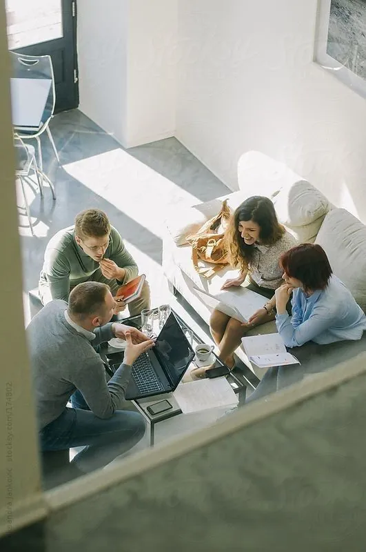 Groupe de managers en atelier autour d’une table, vu de haut