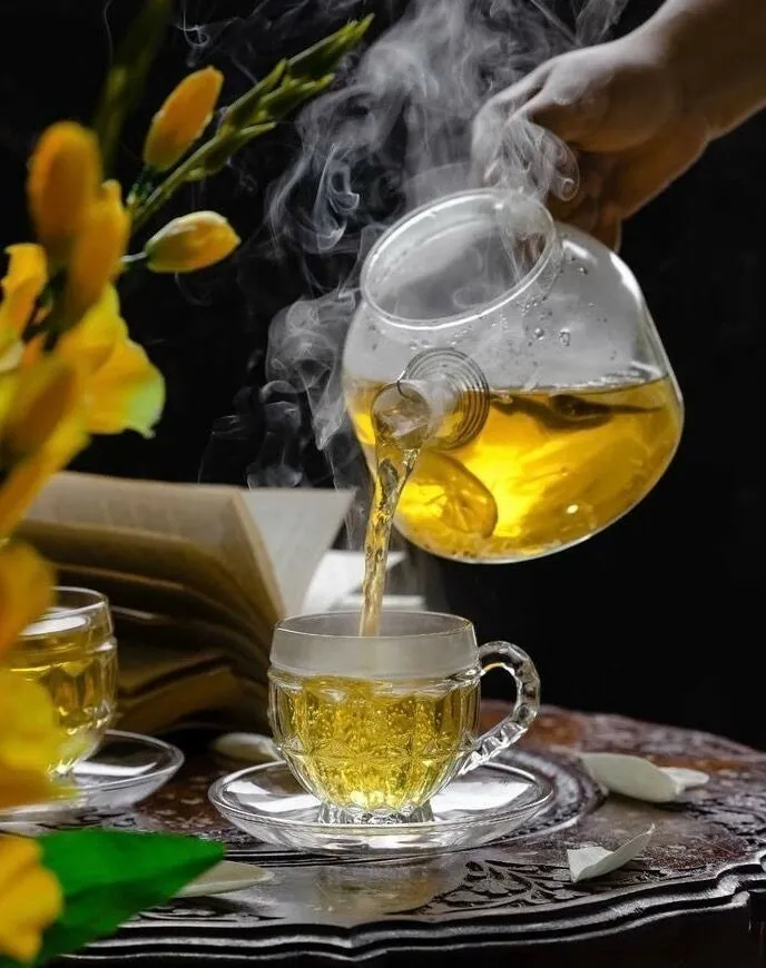 Thé versé lentement dans une tasse, atmosphère calme